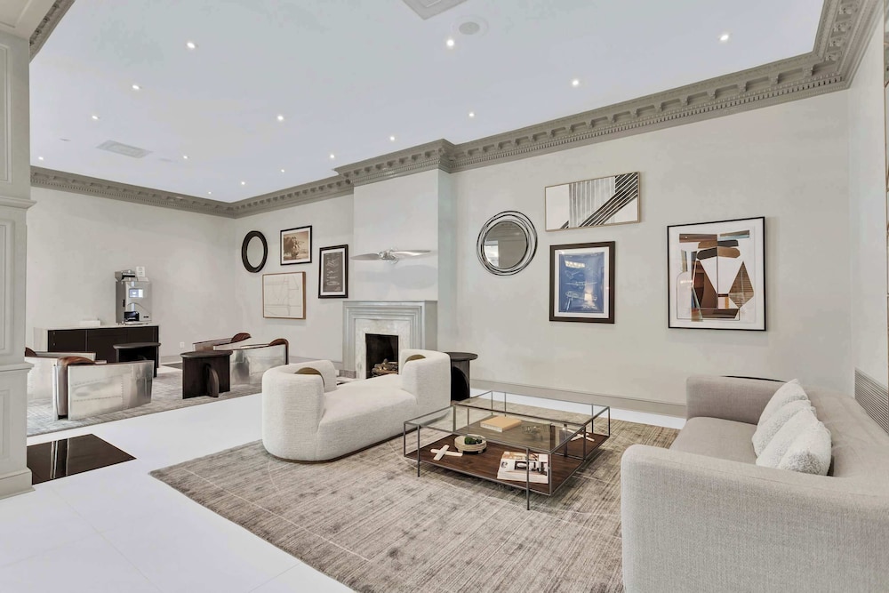 Modern Apt Near Airport & Metro