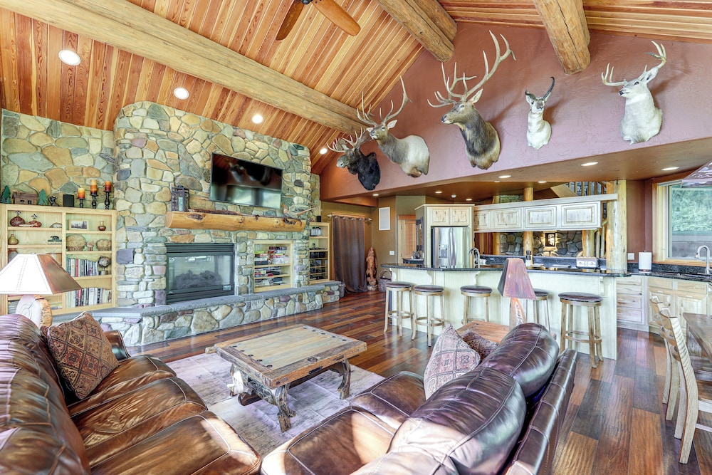 Ski-in/out, Hot Tub: Spacious Retreat in Whitefish