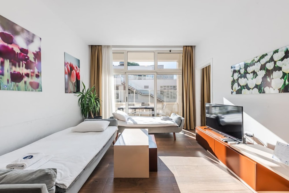 Spacious Apartment by the Beach - Tulipani
