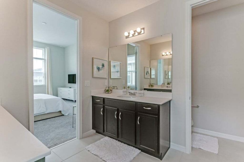 Luxury High Ceilings Pool, Spa Beautiful Home! 6 Bedroom Villa