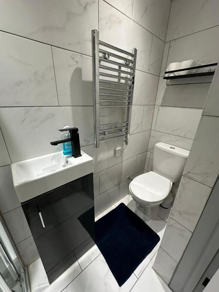 Inviting Studio Flat at Lewisham Way, Se14 London