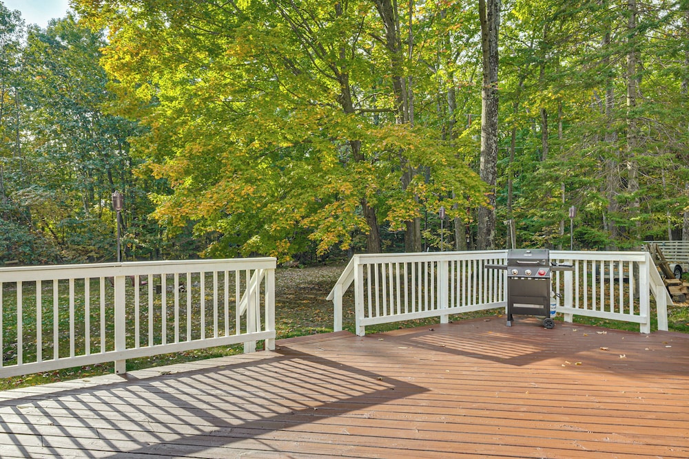 4 Mi to Lake: Secluded Northwoods Getaway