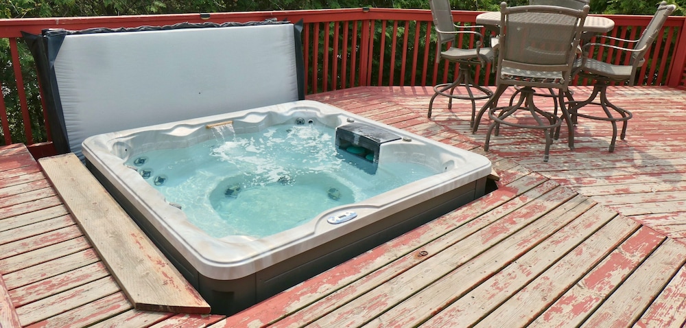 Mountain Views, Steps to BM Village, Hot Tub, BBQ.