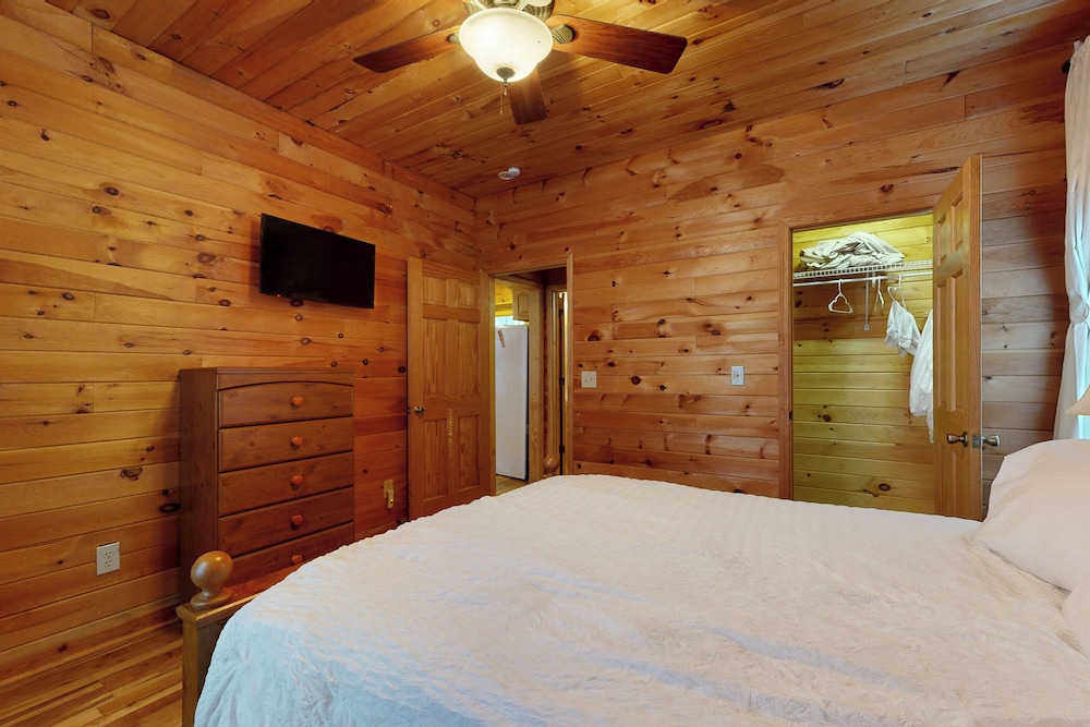 2BR House w/ A/C & Games, Close to Lake
