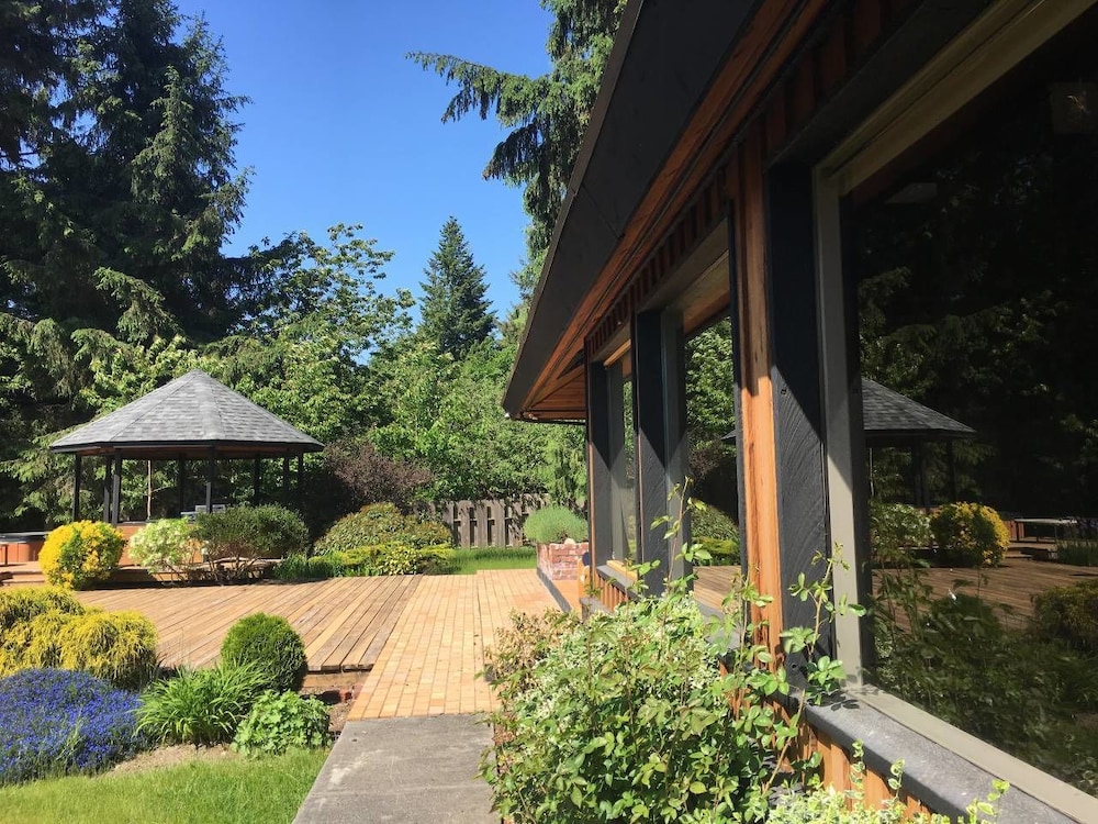 B - Sechelt Private Coastal Home