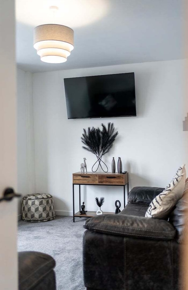 Stadium View 5-bed Retreat + Parking
