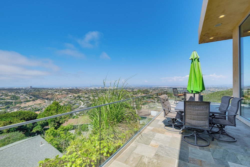 Pool & Coastline Views: Luxe La Jolla Home
