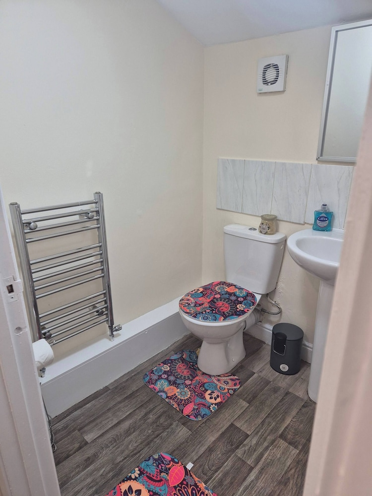Spacious Large 4BR Home Train Station University