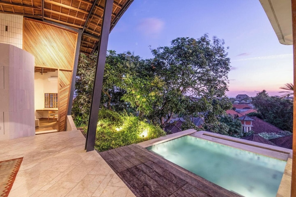 Gorgeous 2-br Penthouse With Views, 800m to the Be