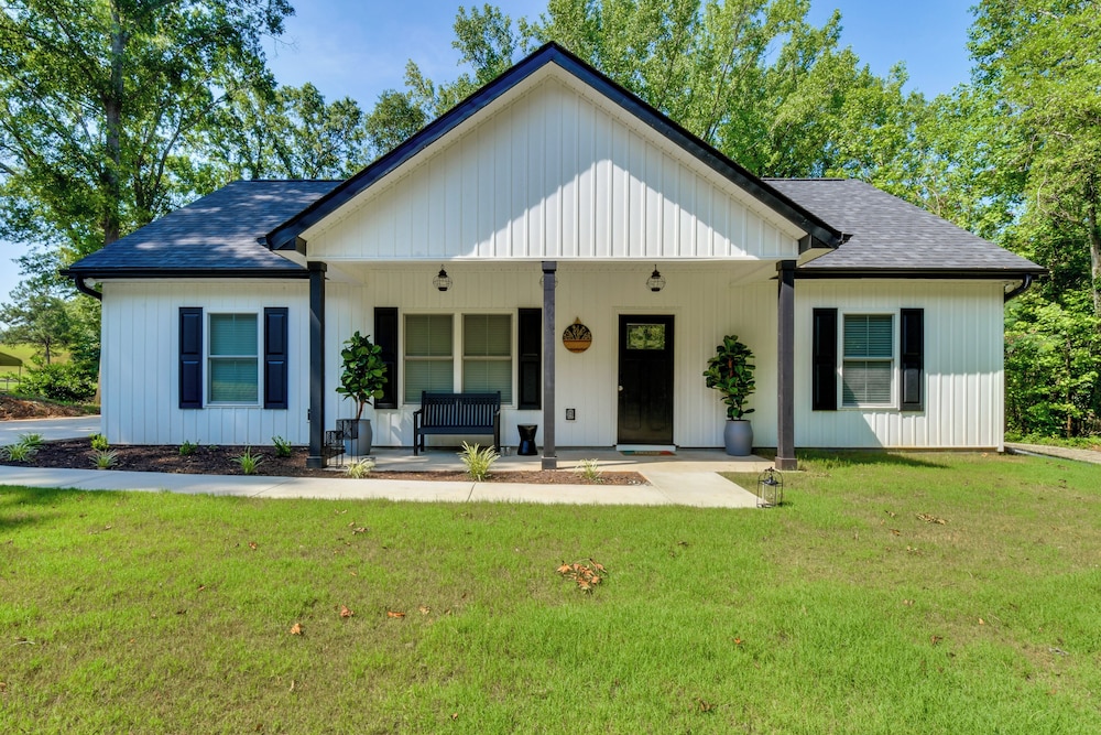 1 Mi to Lake Hartwell: Updated Retreat w/ Patio!