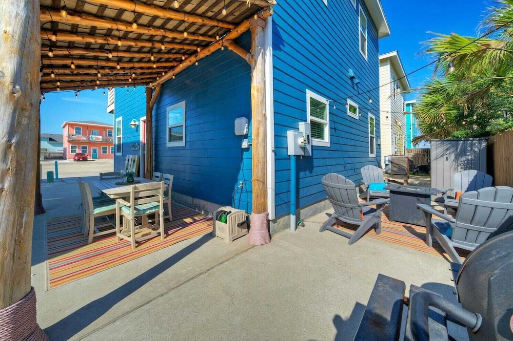 Sleeps 24, 2 Homes Pool, Backyard Tiki Bar, Fire Pit, Cornhole Walk to Beach