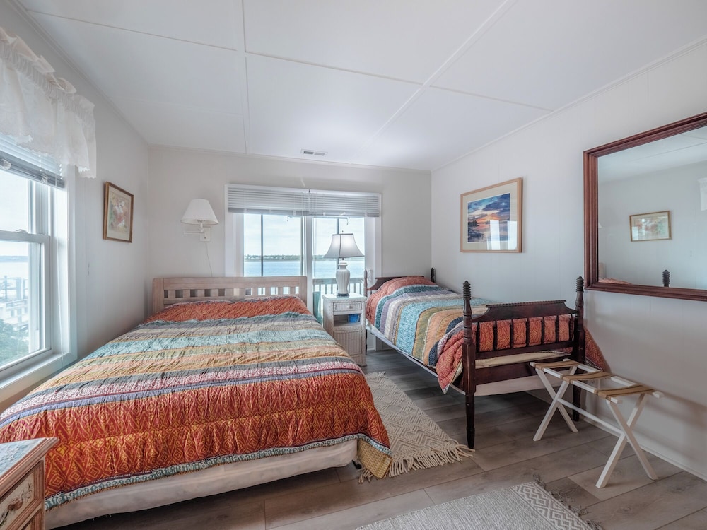 Lindy-B by Topsail Realty