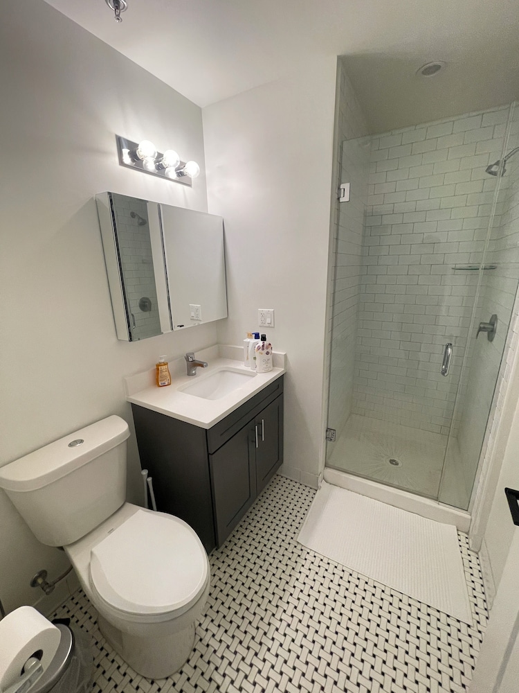 Cozy and Modern Stay in the Heart of C