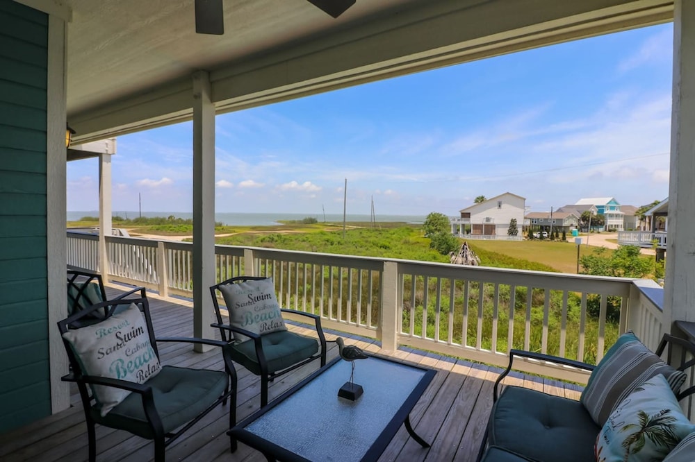 Great bay Views and a Pool in Isla Del Sol