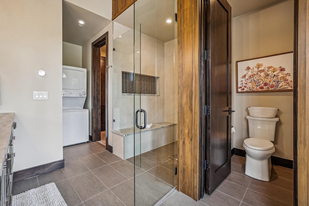 The Crowne Summit 6 Bedroom Home