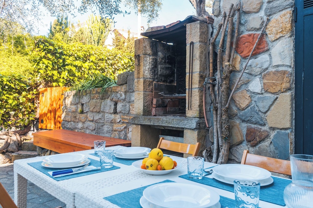 Lemon Apartment with Garden and Sea View