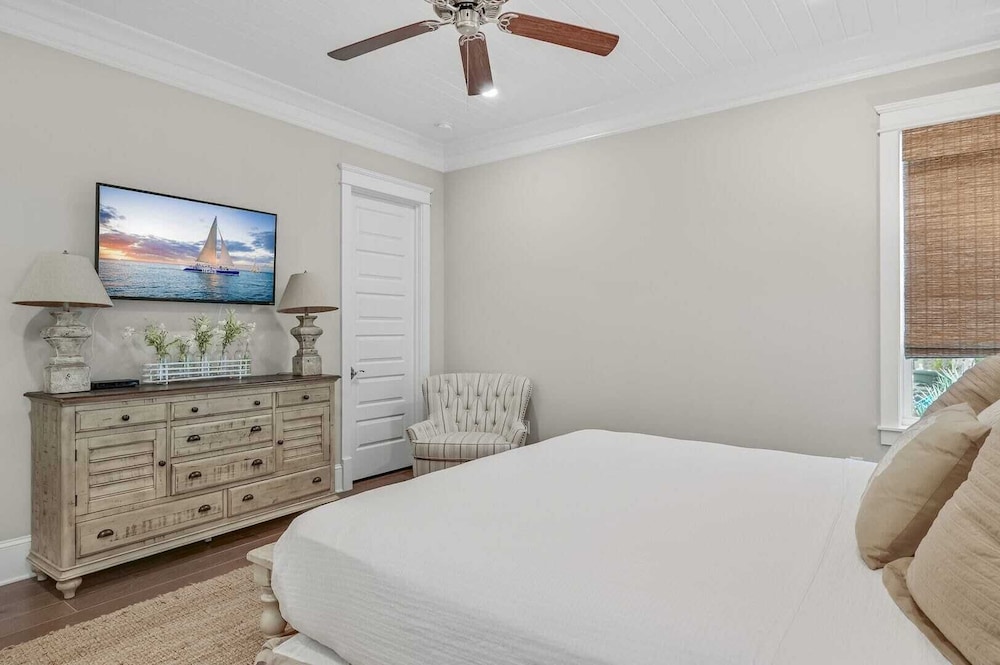 Barefoot Paradise by Avantstay Walk to Beach, Pool, Bikes