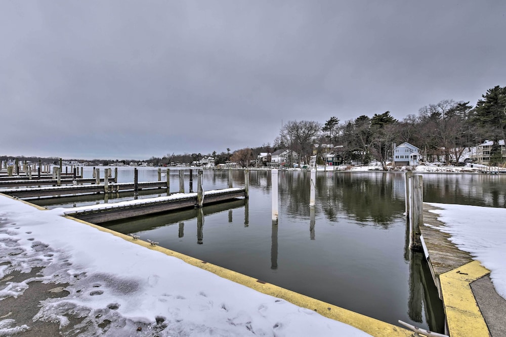 Charming Saugatuck Condo w/ Private Deck + Grill! view 5