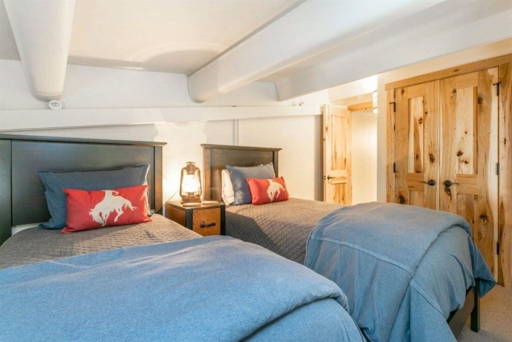 Spacious 3 Bedroom Condo in Lionshead Village - 100 Yards to Lift, Pool, hot Tub!