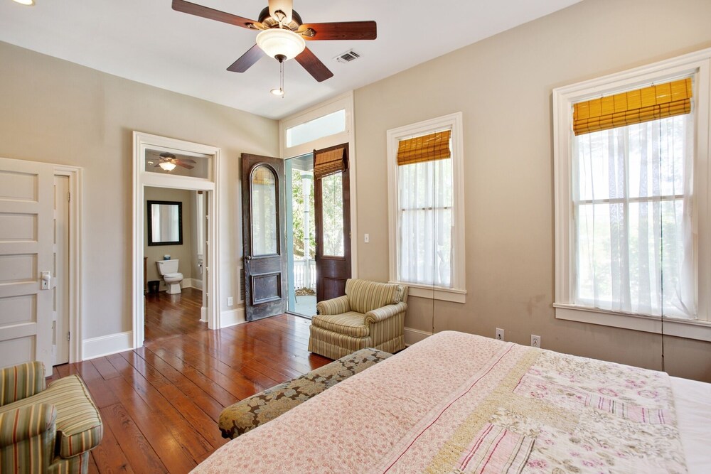 Antigua Key - Just A Couple Blocks To Seawall Beaches, Shops, Restaurants And Pleasure Pier! 4 Bedroom Home by RedAwning view 4