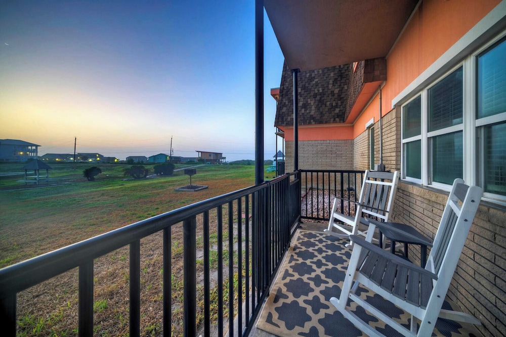 Steps to Sandfest 2 Condos in Beachfront Complex w/ Pool, Pickleball/tennis