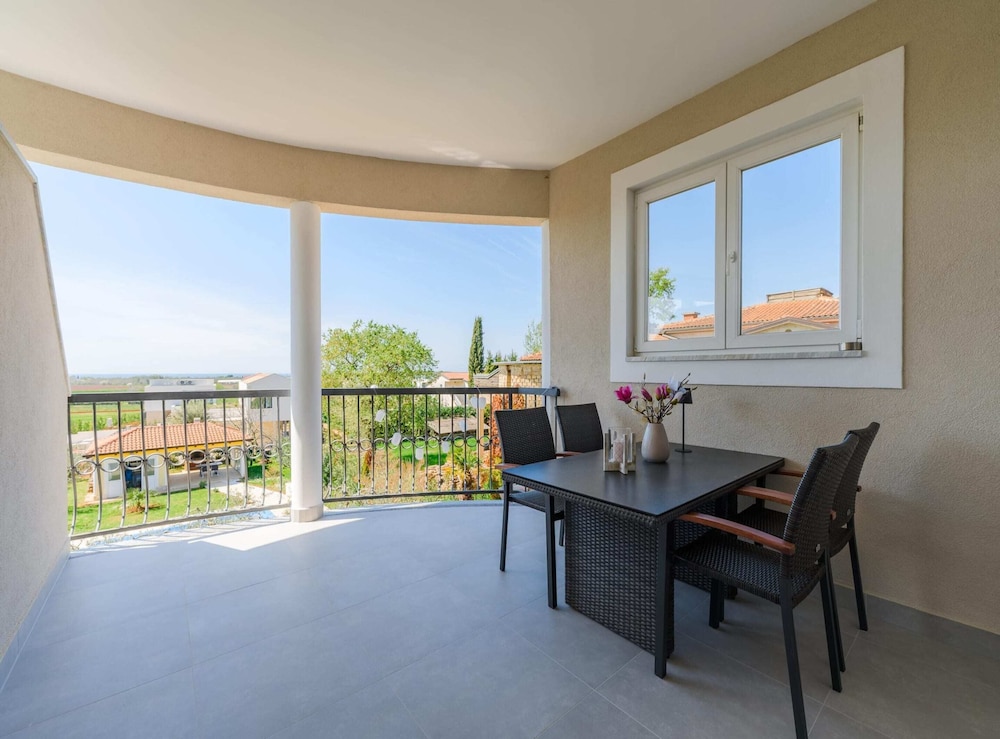 Cosy Apartment With Fenced Garden