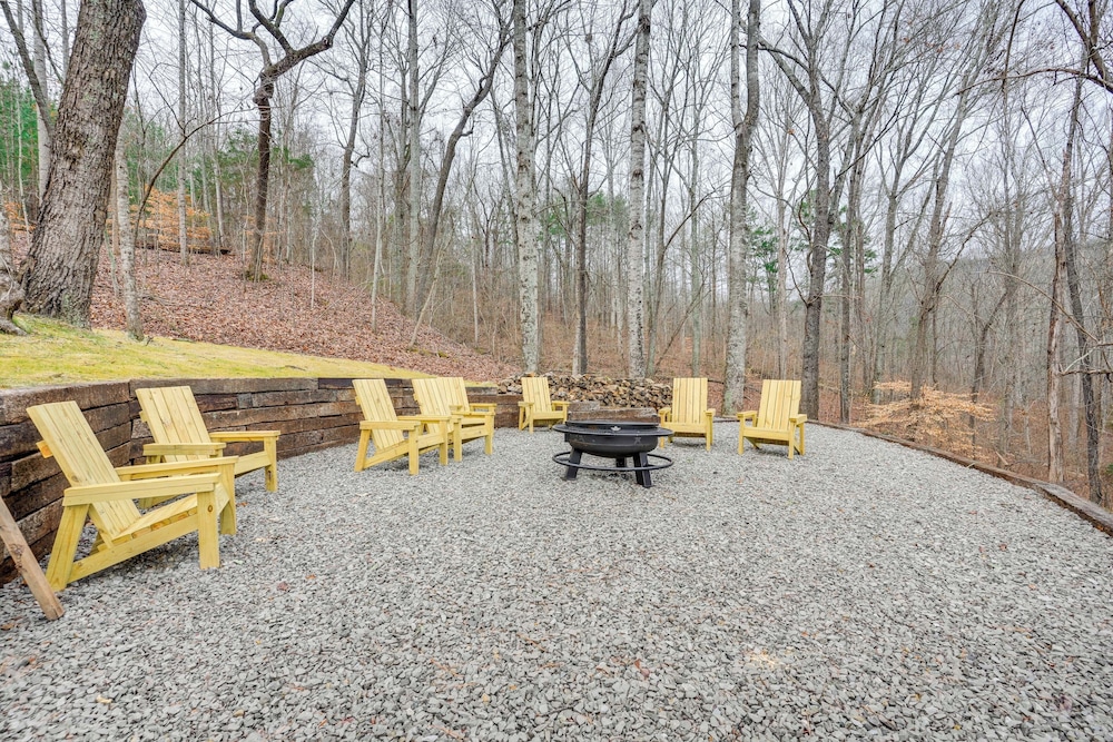 Ideal Location & Mountain Views: Chattanooga Home!