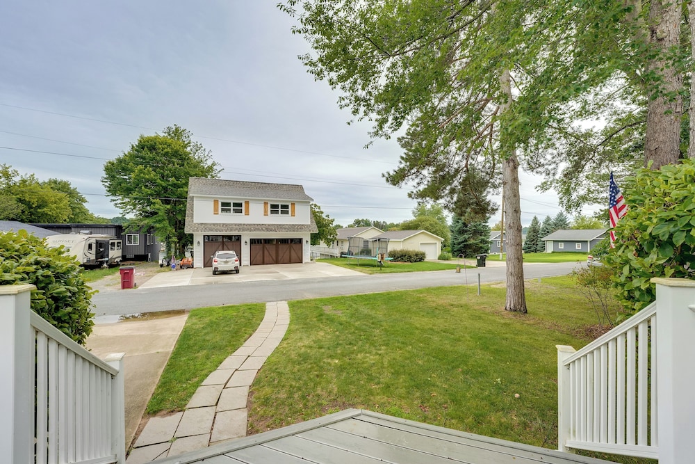 1 Mi to Silver Lake Sand Dunes: Family Gem w/ Yard