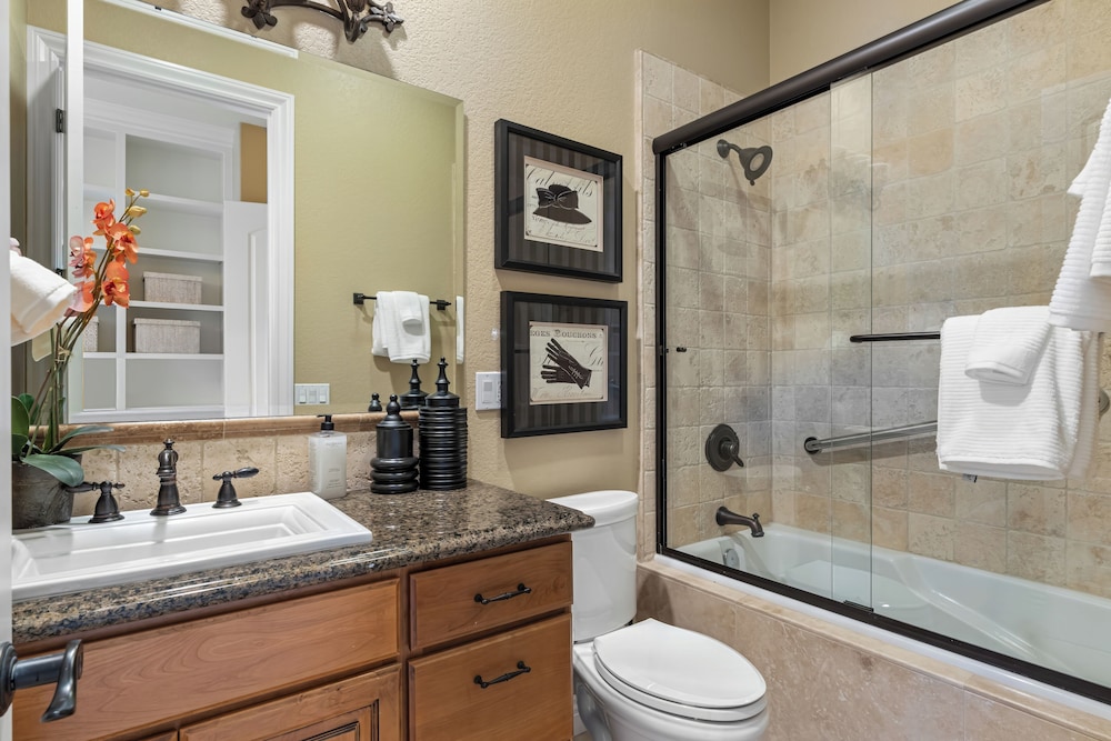 Hilltop Estate w/ Pool, Hot Tub, Fire Pit, Views Cleveland Vista by Avantstay
