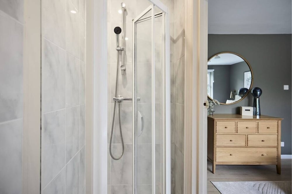 The Wray Crescent Retreat - Dazzling 5bdr House With Parking + Garden