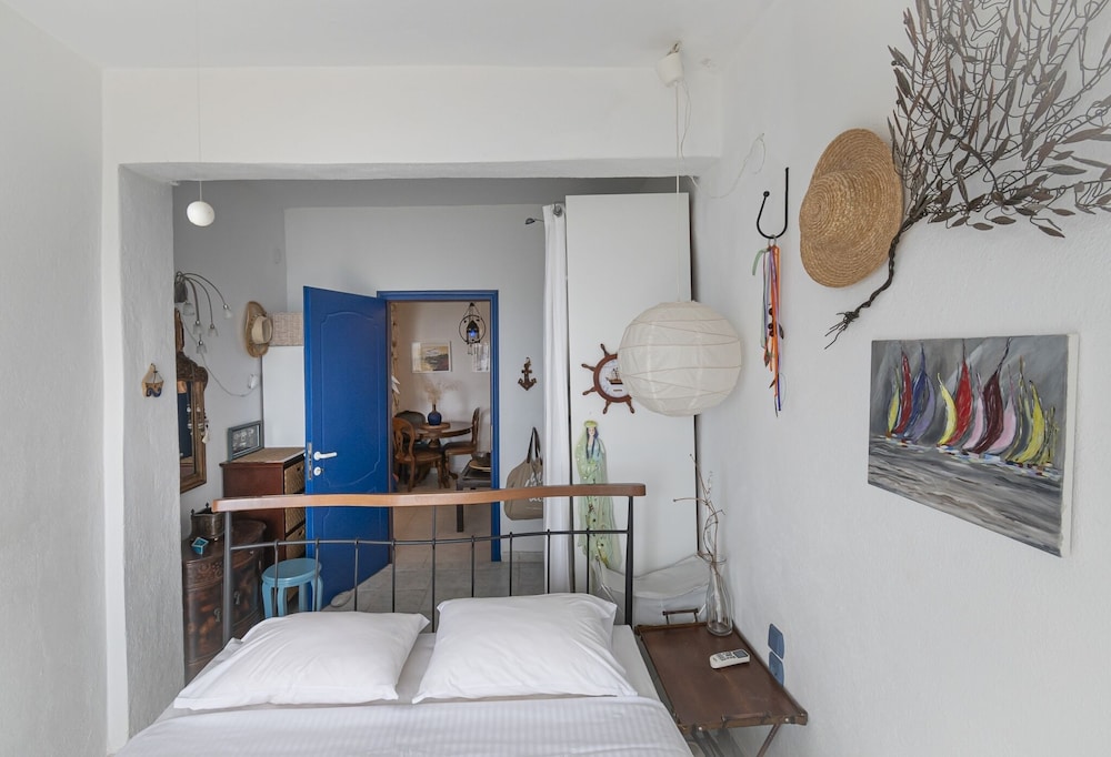 Poseidon Seafront Apartment by Rentalspro