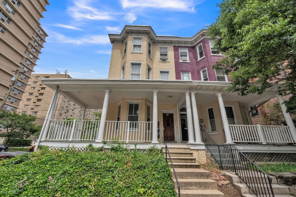 Trolley Teacup Charming Cozy Studio 1 Bedroom Apts by RedAwning view 5