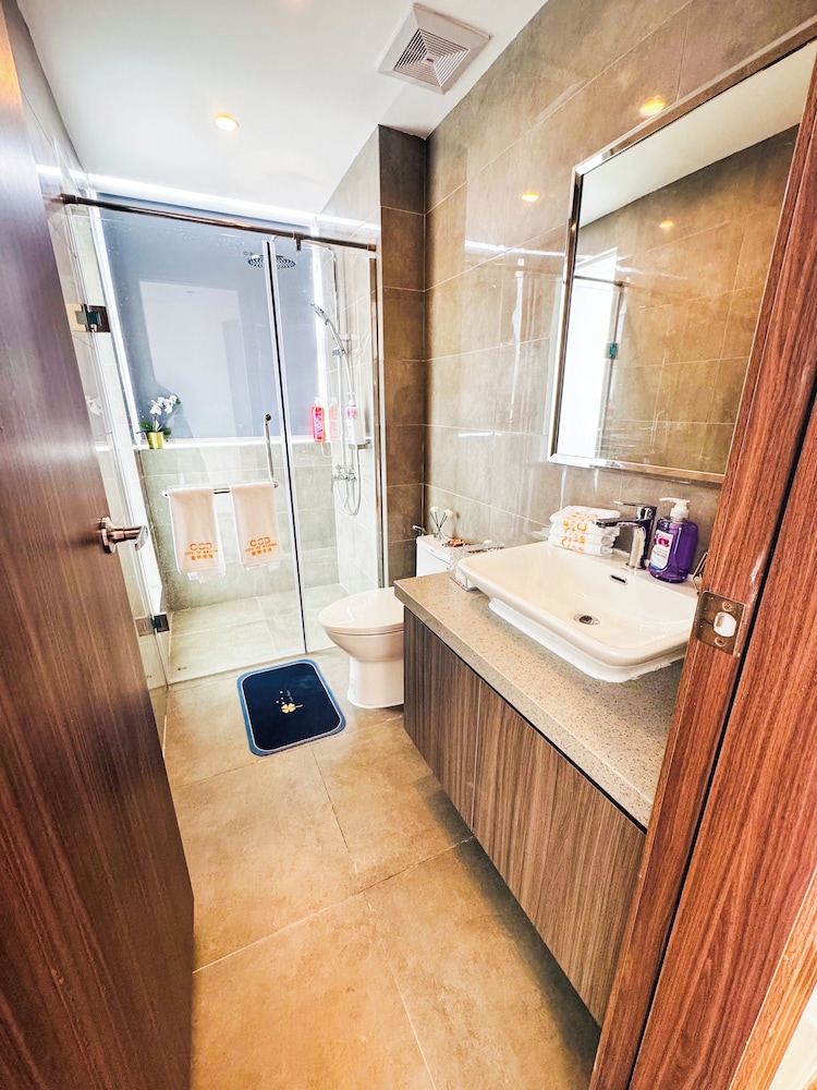 Luxury Penthouse & High-Floor Hotel near City of Dreams, Airport, Okada, and Solaire Casino