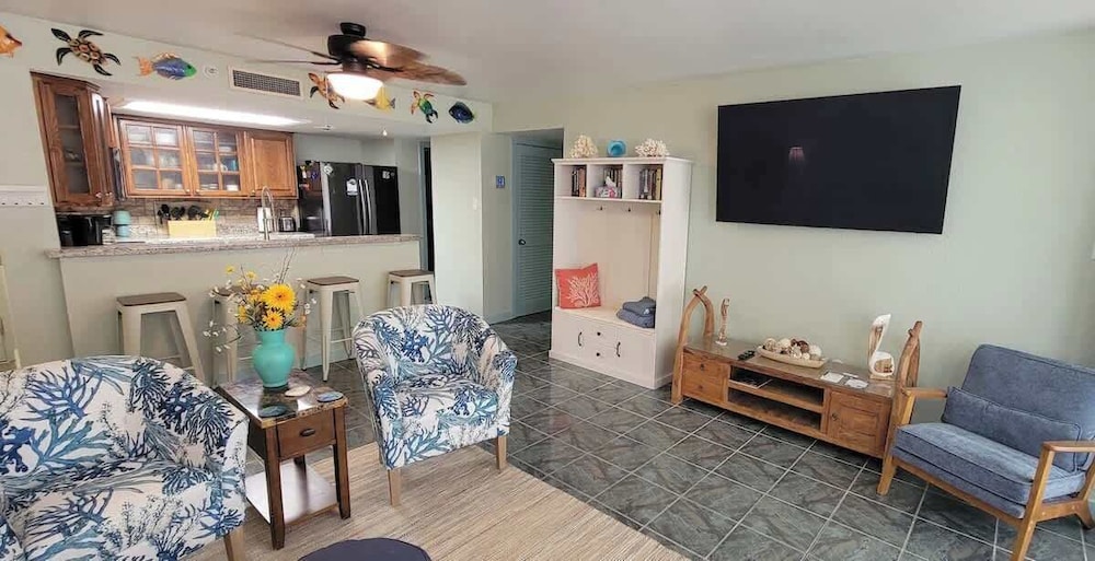 Beachfront Hotspot - New Furnishings - Pool - 1st Floor