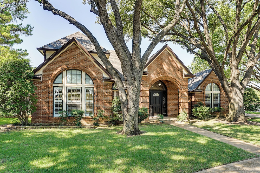 Patio & Yard: Family Home 12 Mi to At&t Stadium!