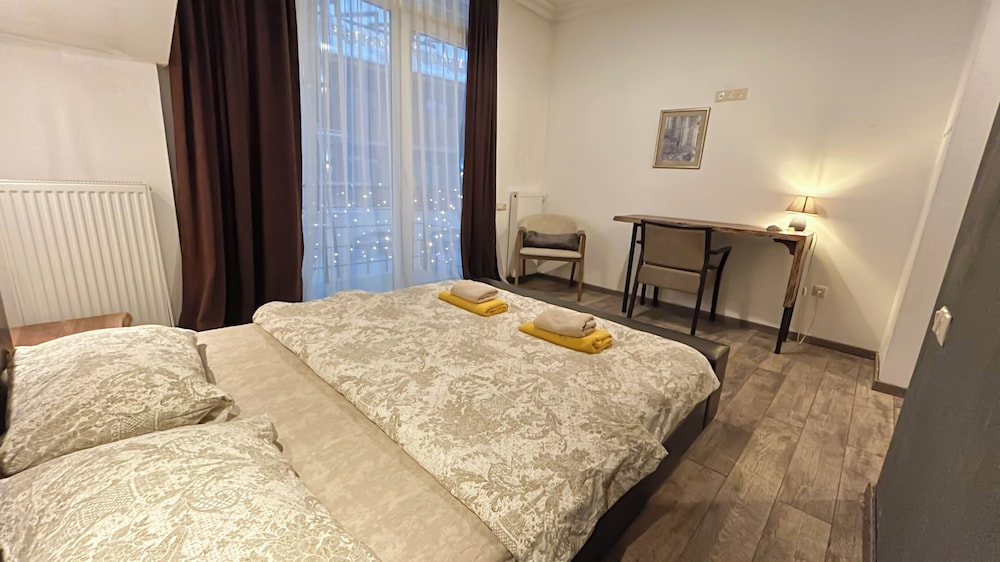 Mestia Retreat Sleeps 12 With Garden