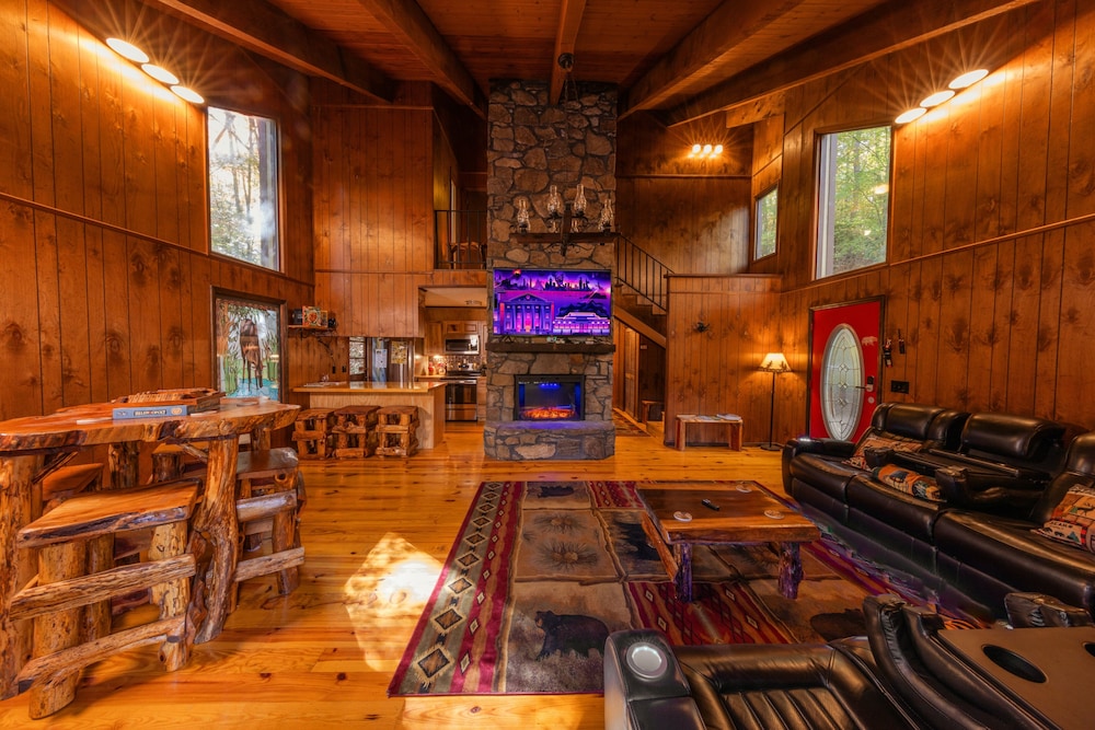 Bear Creek Lodge and Cabins in Helen Ga - Pet Friendly, River on Property, Walking Distance to downtown Helen