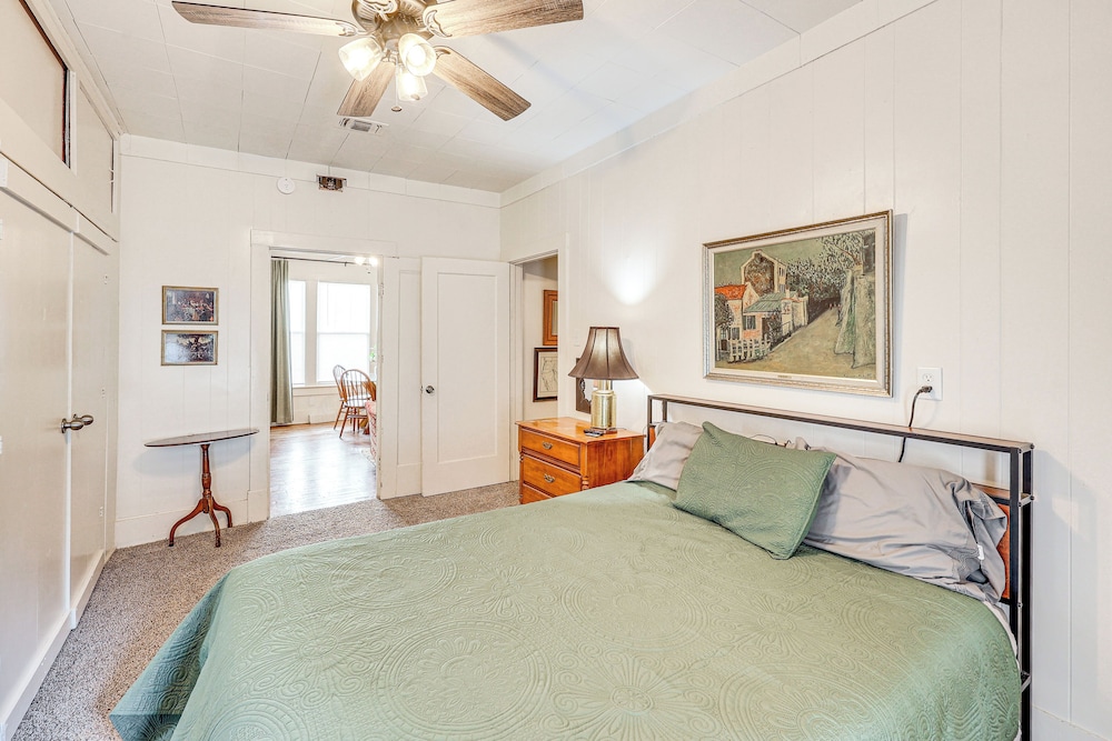 < 1 Mi to Historic Dtwn Texarkana: Charming Home!