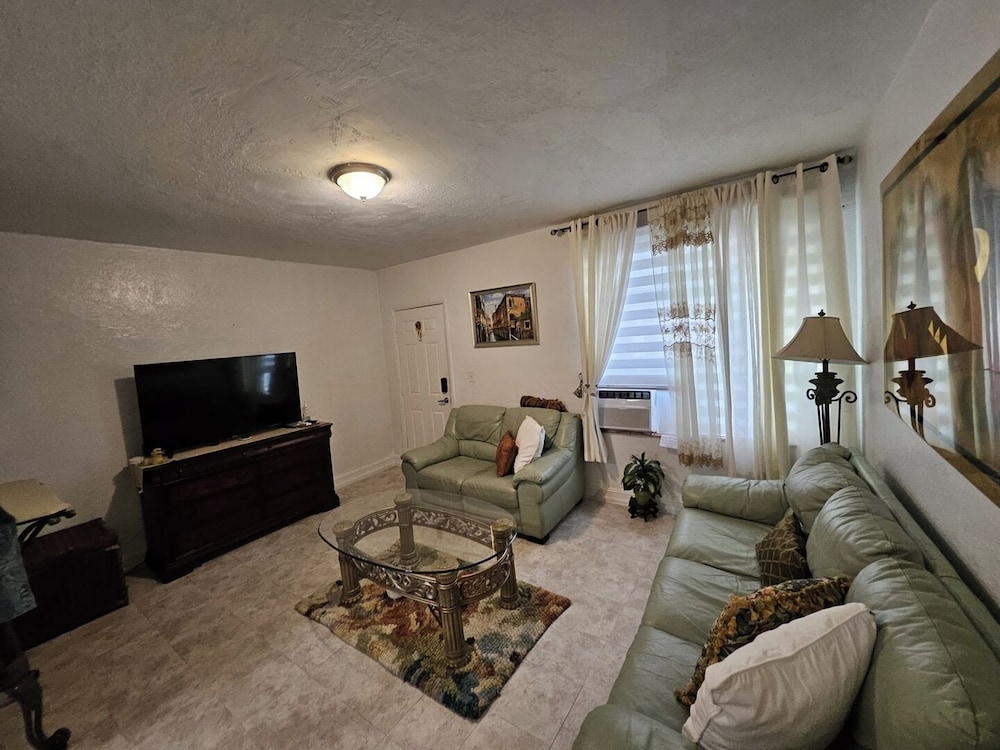 Pet-friendly Brickell Stay Near Beach & City
