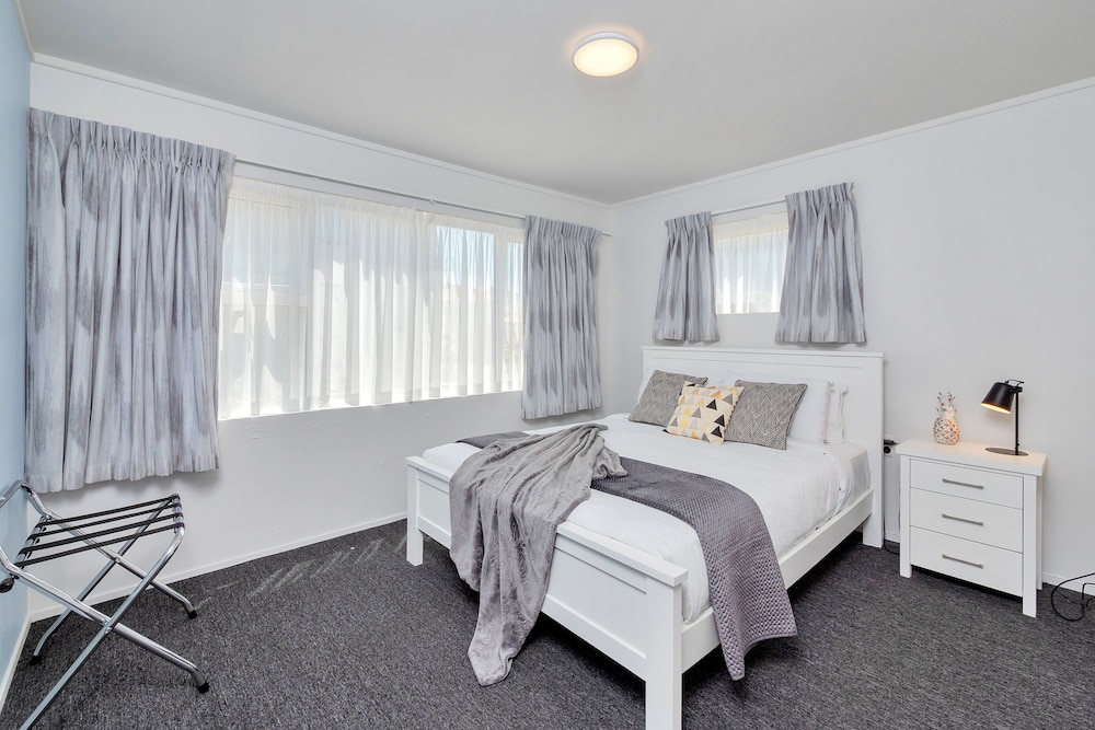 Bright 3 Bedroom near St Lukes Mall 3 view 3