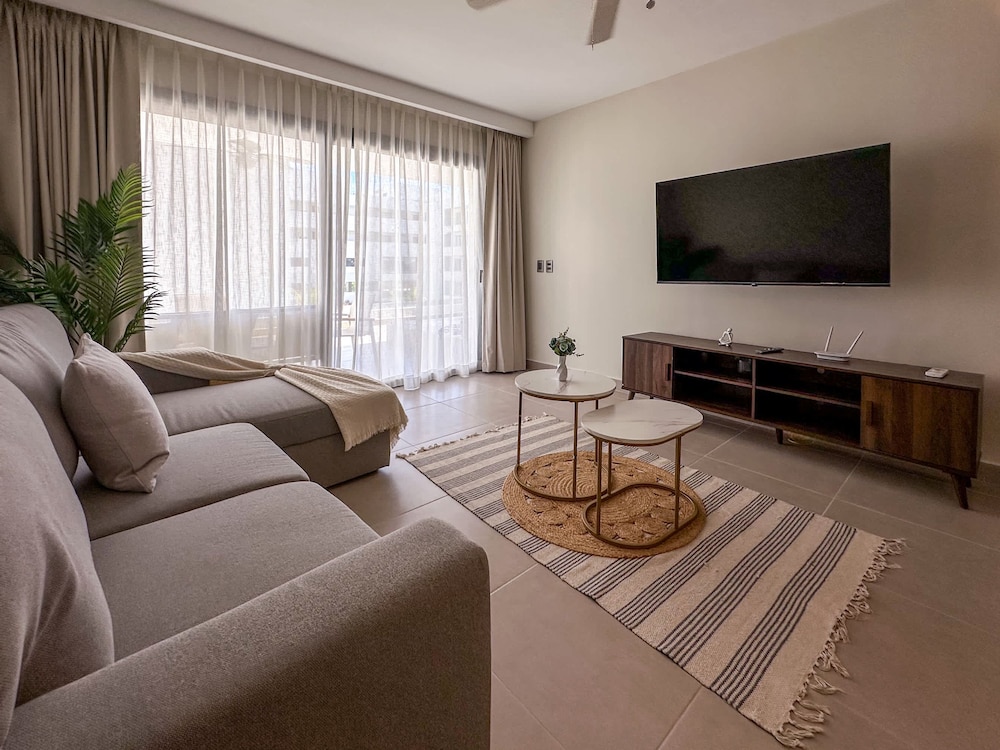 Beautiful Brand new Beach Condo w Picuzzi