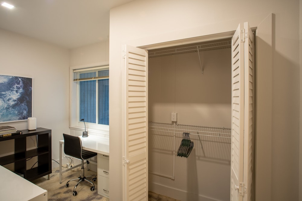 Walk to Wilton Drive - Spacious Quiet Villa 2 HOT TUB