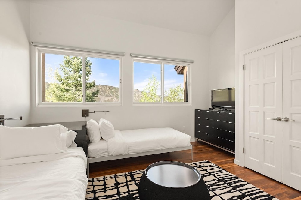 Timeless Ski-in/ski-out Snowmass Mountain Townhome by The Woodrun V Townhouses by RedAwning view 5