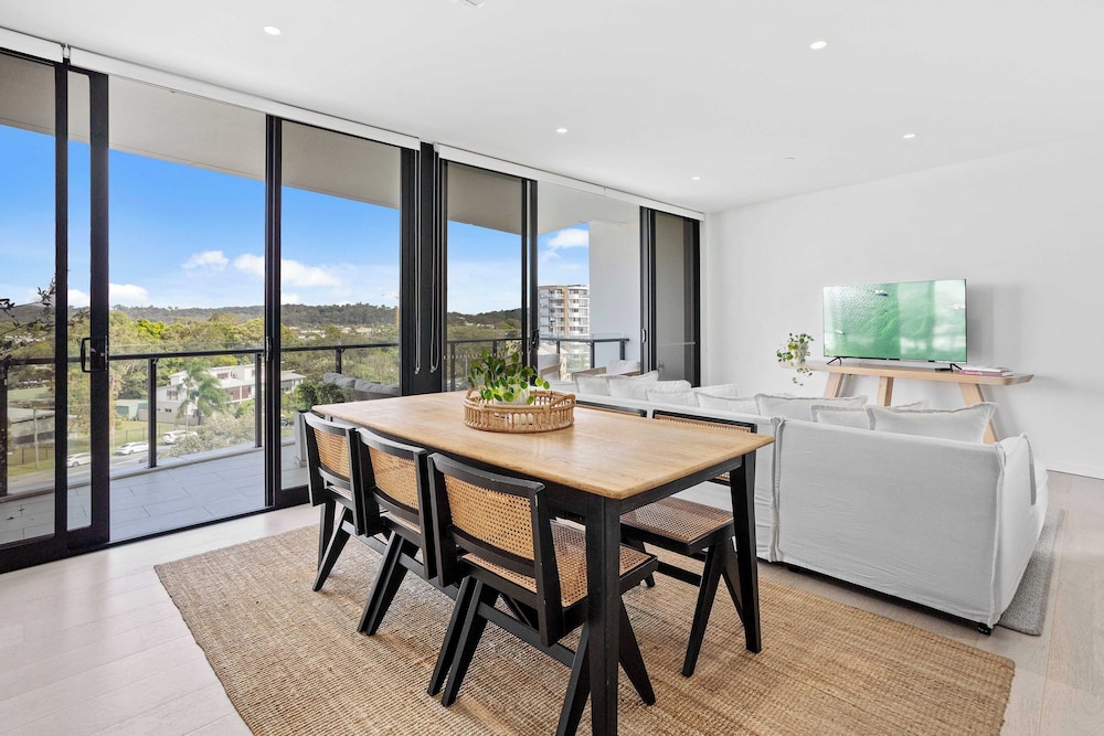 Palm Beach Luxury with Hinterland Views