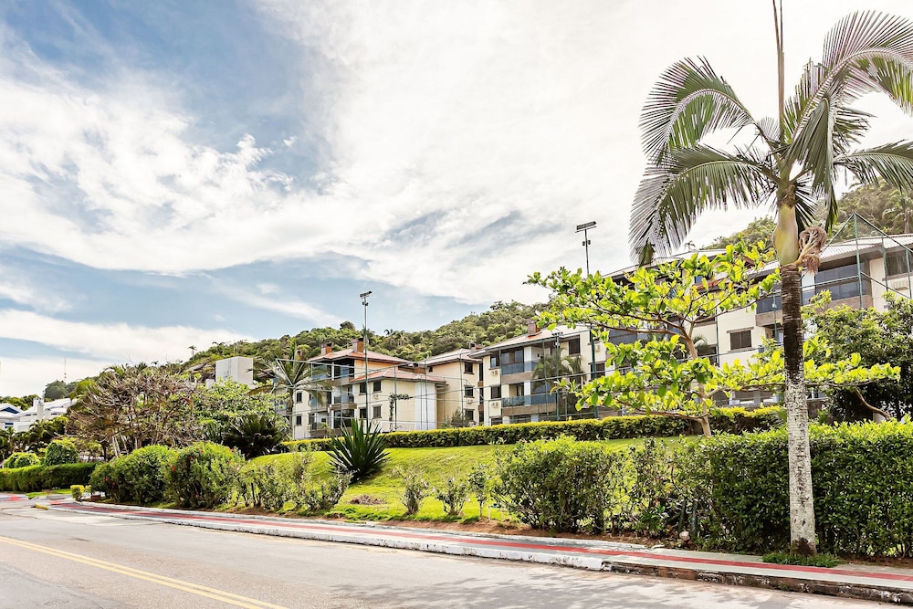 Apt w Balcony and Barbecue 260m Praia Brava Coi302