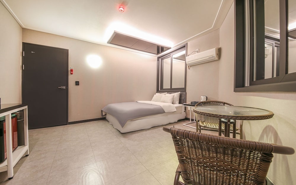 w Fantastic 2BR w Modern Deco in San Isidro