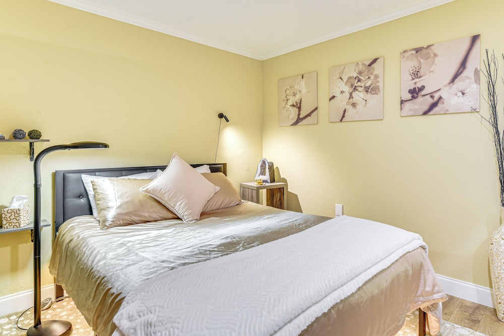 Backs to Wetlands: Tranquil Beaverton Retreat!