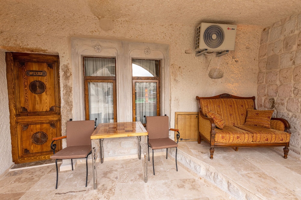 Arkelas Cave House