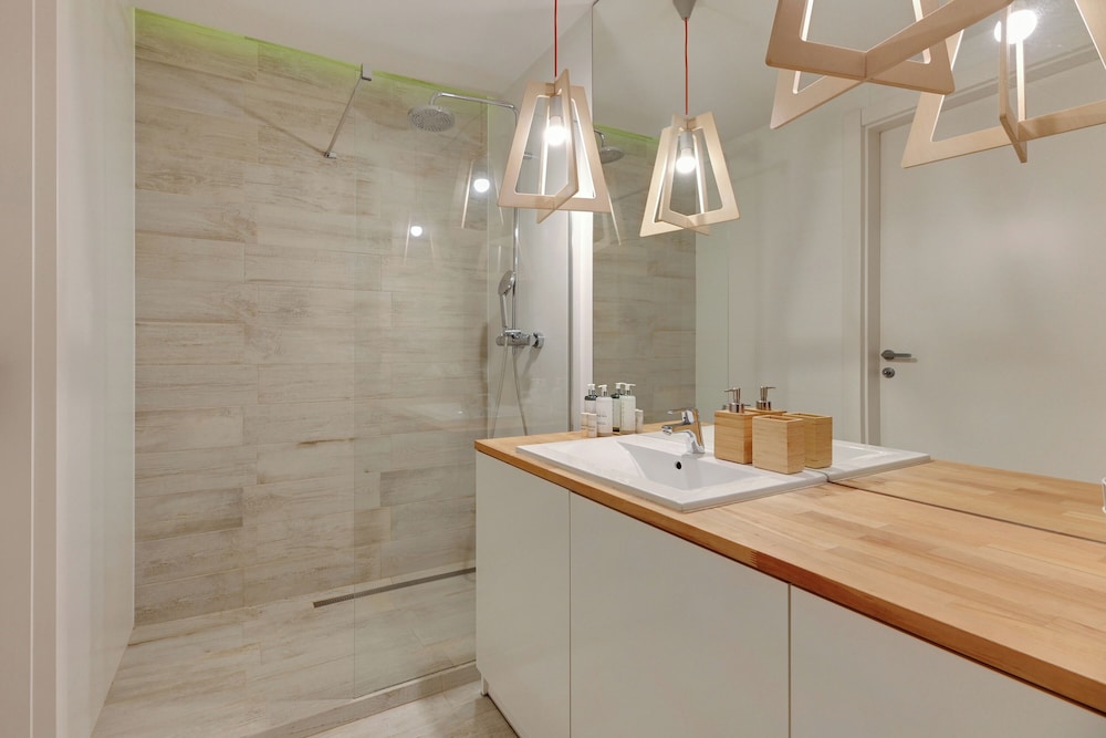 Aura - Riverside & Parking by Downtown Apartments