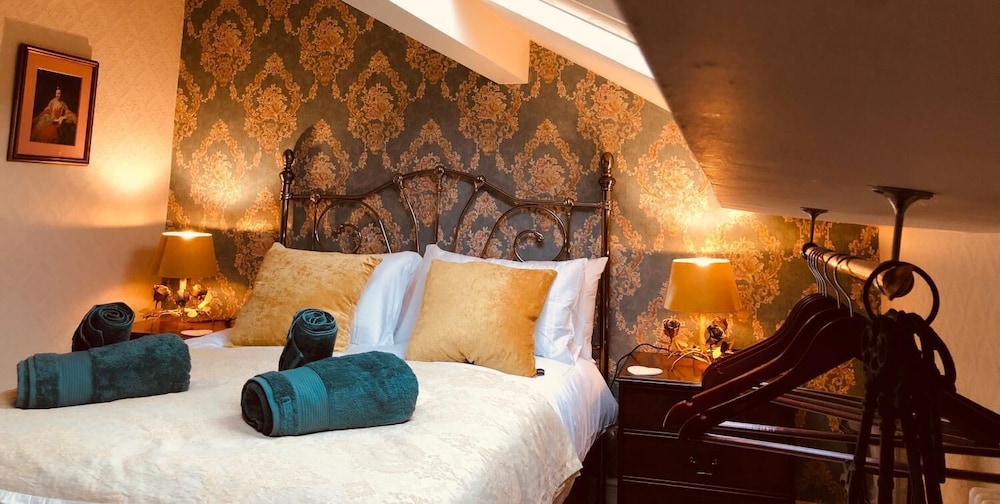 Gin Lounge Rooms
